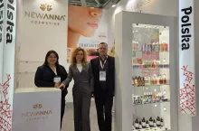 Krystyna Broniek, eksport director, New Anna Cosmetics (w środku) na targach Cosmoprof Bologna 2024