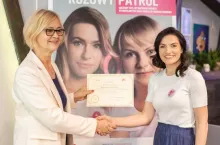 Aleksandra Gawlas-Wilińska, dyrektor marketingu, Henkel Consumer Brands, odbiera certyfikat ambasadorki „Różowy Patrol powered by Gliss”  od Anny Kupieckiej, prezeski Fundacji OnkoCafe-Razem Lepiej