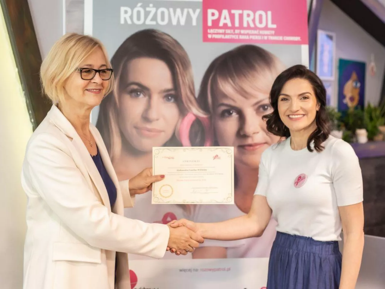 Aleksandra Gawlas-Wilińska, dyrektor marketingu, Henkel Consumer Brands, odbiera certyfikat ambasadorki „Różowy Patrol powered by Gliss”  od Anny Kupieckiej, prezeski Fundacji OnkoCafe-Razem Lepiej