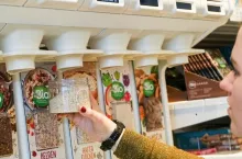 W wybranych drogeriach dm w Niemczech klienci mogą kupować suchą bio żywność do własnych pojemników. Tak działają stacje refill dmBio