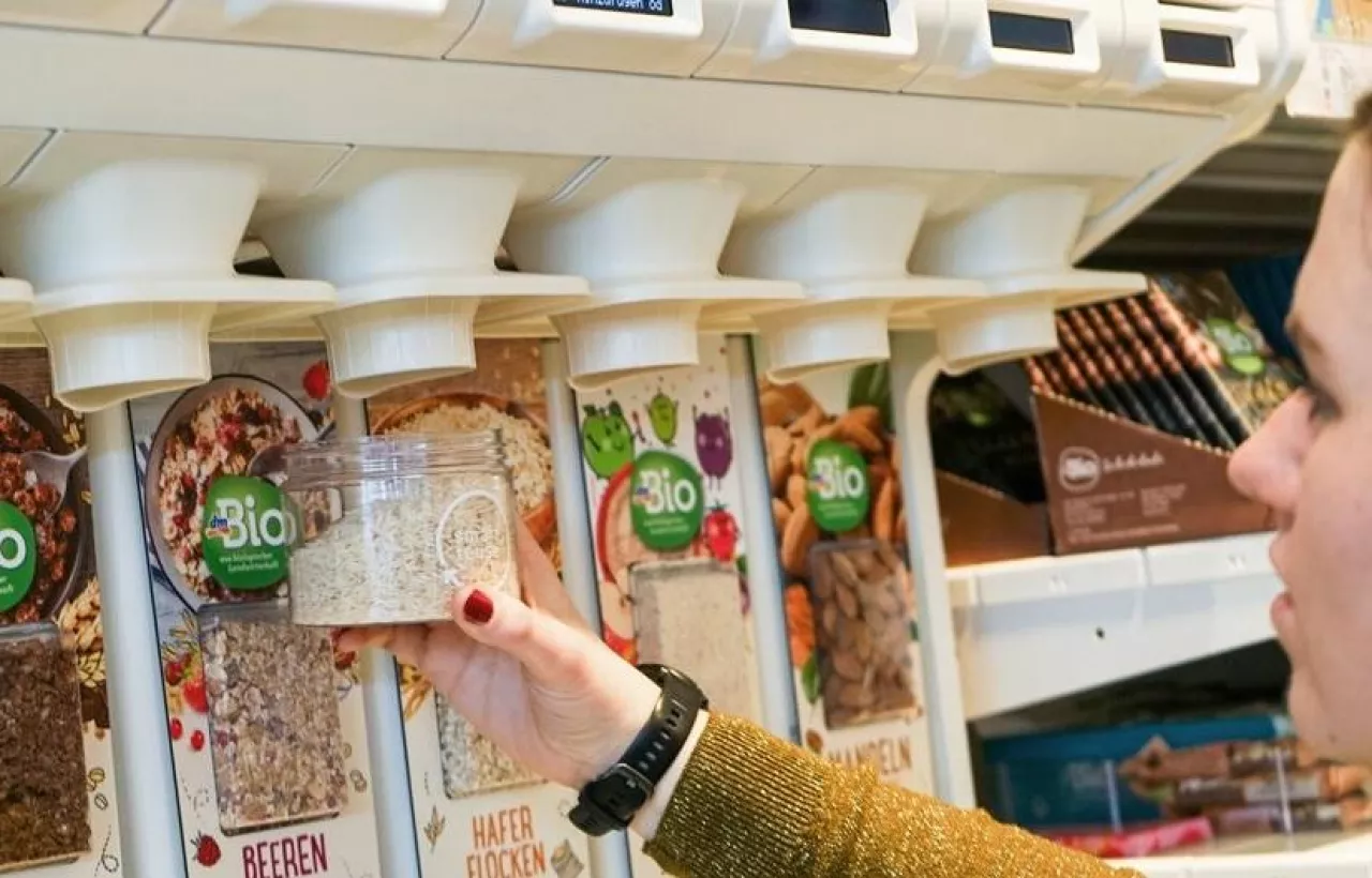 W wybranych drogeriach dm w Niemczech klienci mogą kupować suchą bio żywność do własnych pojemników. Tak działają stacje refill dmBio