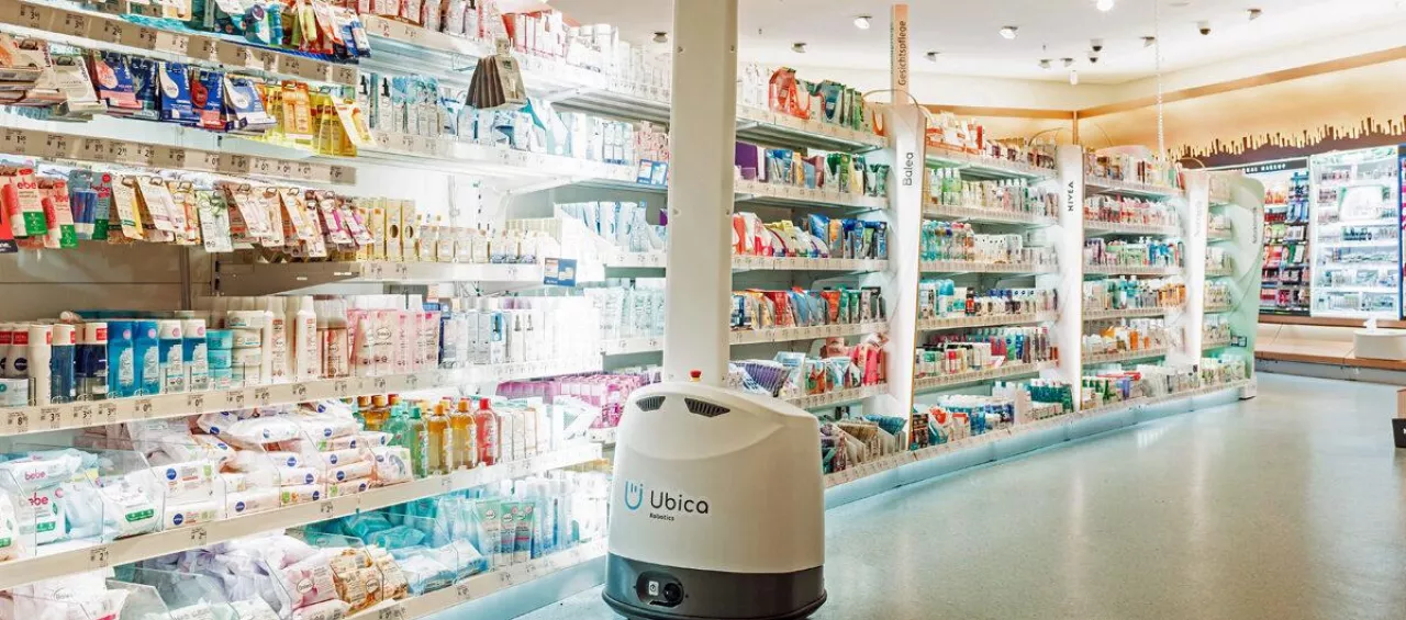 Robot skanujący Ubica Robotics weryfikuje m.in. stan zapasów na półkach w drogerii