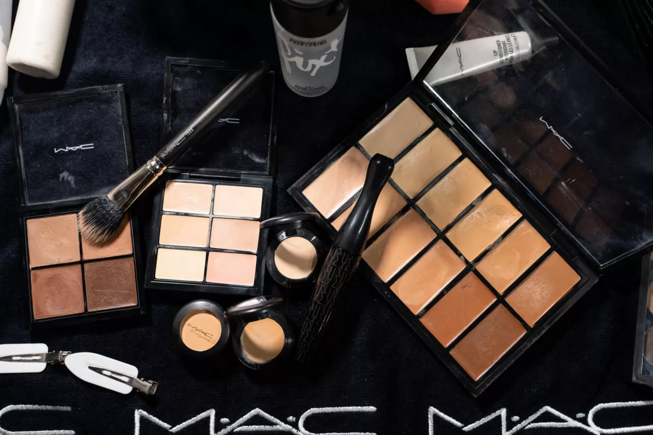 Marka M·A·C współpracuje ze 100 tys. profesjanlymi makijażystami, którzy używaja jej kosmetyków w produkcjach telewizyjnych, filmowych i na Broadwayu, a także podczas Fashion Week.