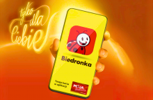 Lubiana przez konsumentów i konsumentki aplikacja Biedronki przez kilkanaście dni będzie dawała możliwość wylosowania gratisu.