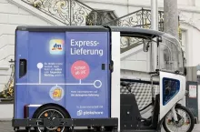 Napędzany elektrycznie pojazd, którym dostarczane są zakupy do klientów kupujących online w dm w Niemczech