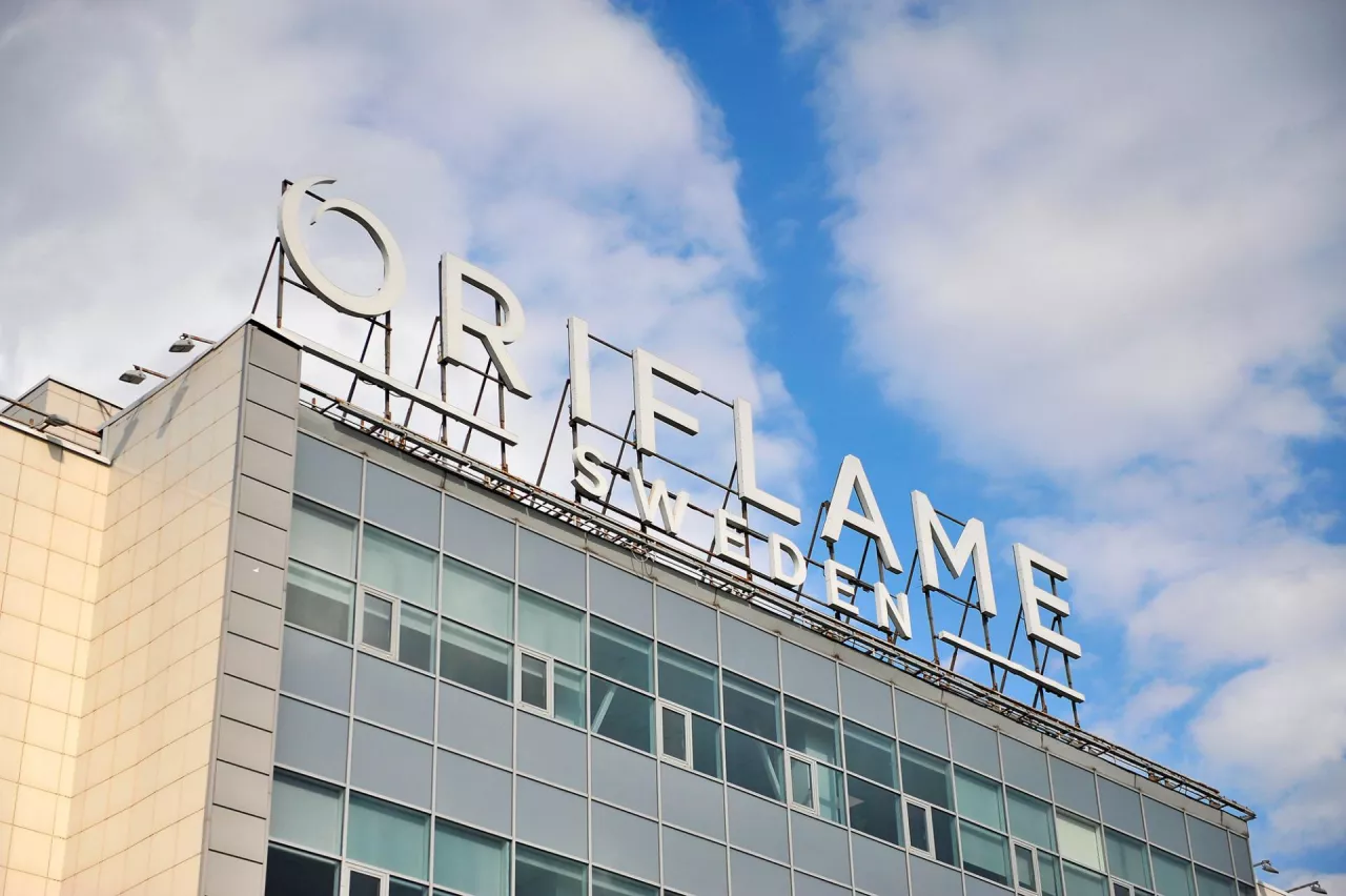 Mimo wielokrotnie powtarzanych zapowiedzi o wycofaniu się z rynku rosyjskiego, Oriflame nadal sprzedaje kosmetyki na terenie Rosji.