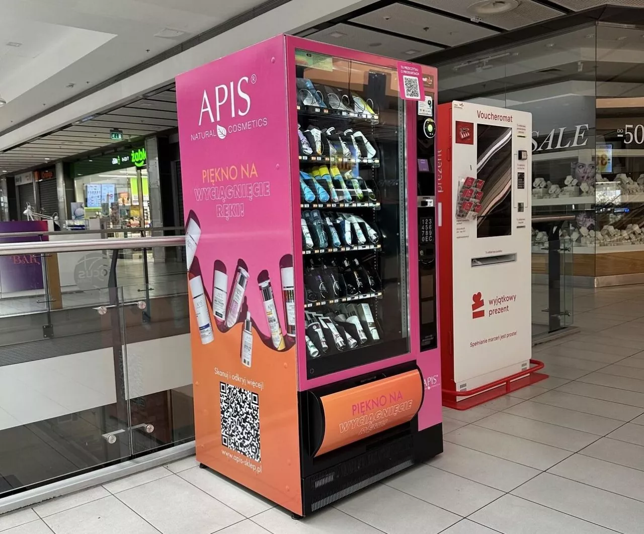 Automat vendingowy z kosmetykami Apis Natural Cosmetics w CH Focus w Bydgoszczy