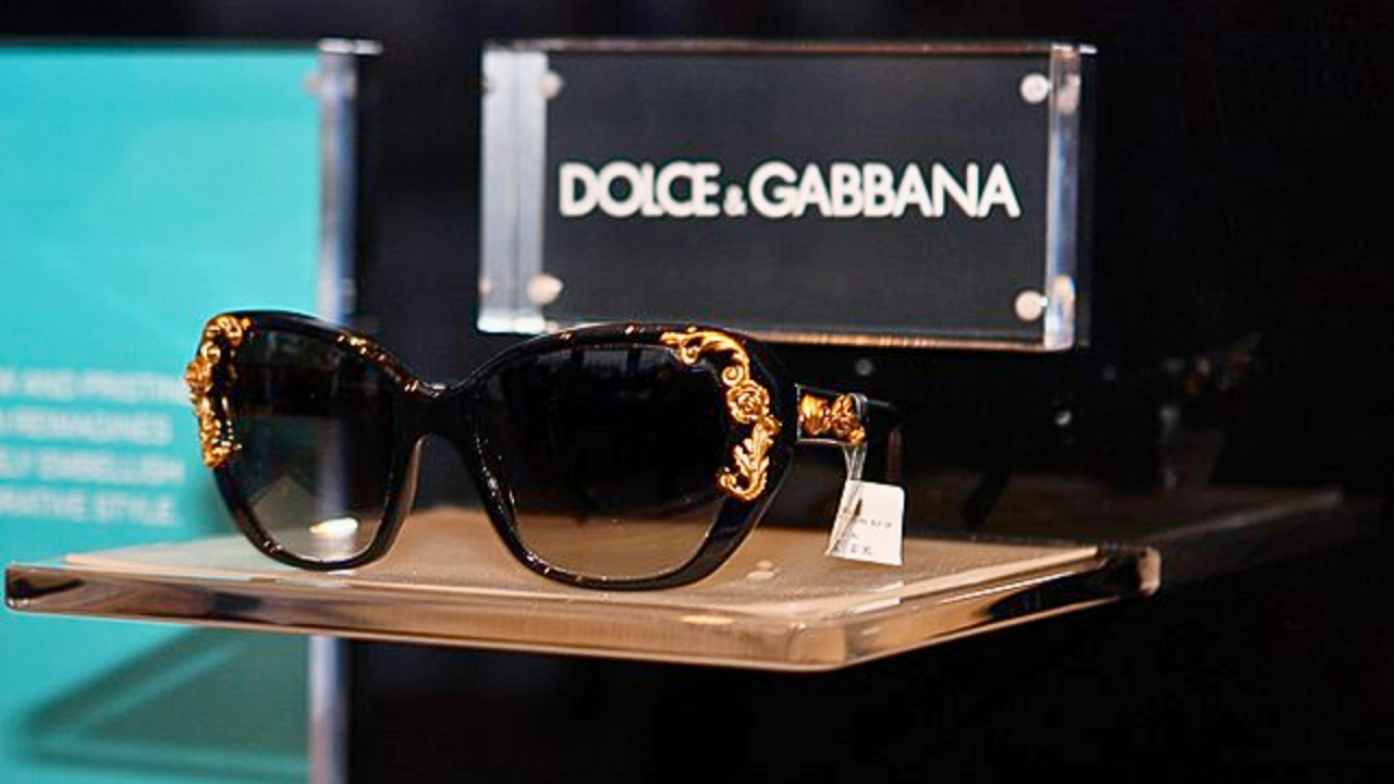 Dolce &amp; Gabbana oferuje szeroką gamę luksusowych produktów kosmetycznych, które obejmują zarówno perfumy, jak i kosmetyki do makijażu.