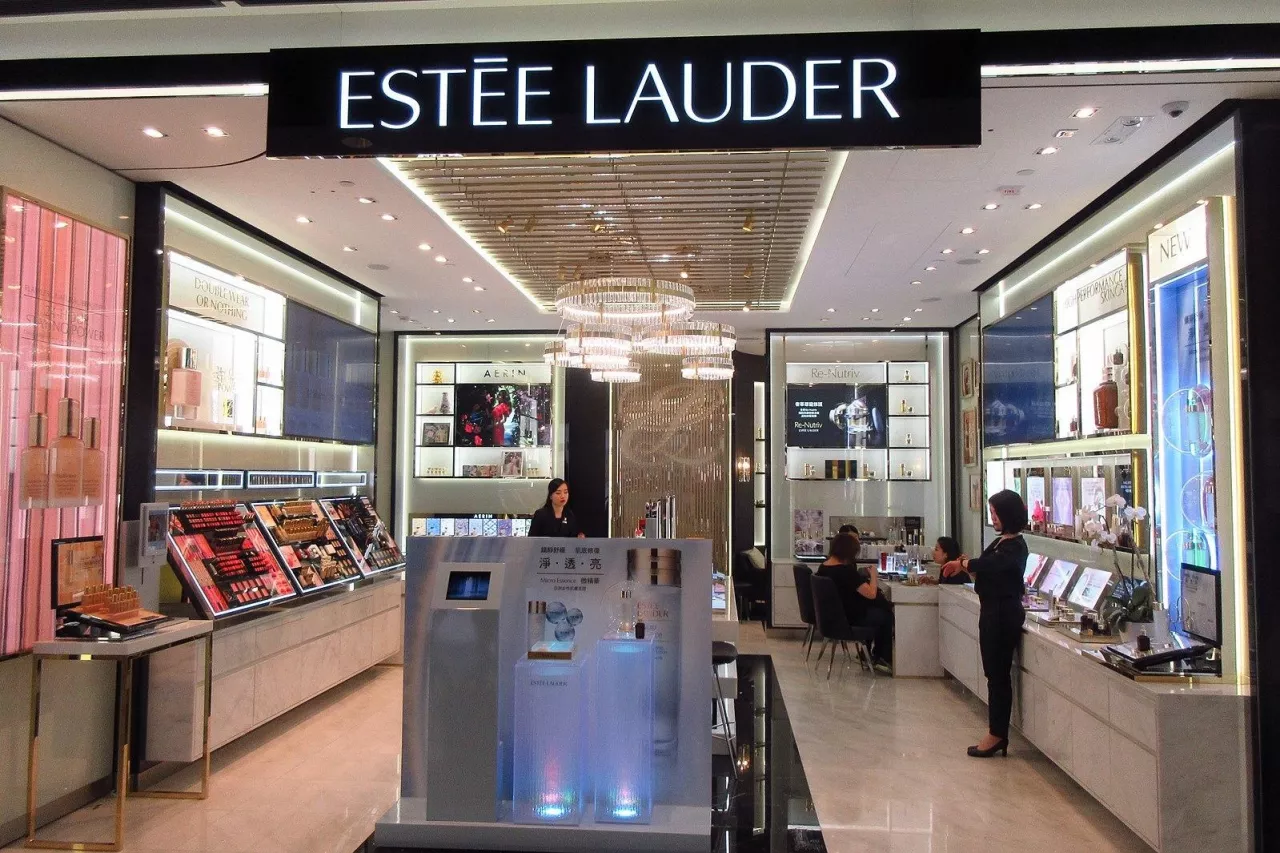 Estée Lauder Companies upraszcza strukturę organizacji i kosztów, aby poprawić wyniki w kolejnym roku