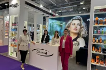 Katarzyna Kostrzyńska, dyrektor marketingu firmy Chantal wraz z zespołem firmy podczas Cosmoprof Worldwide Bologna 2024