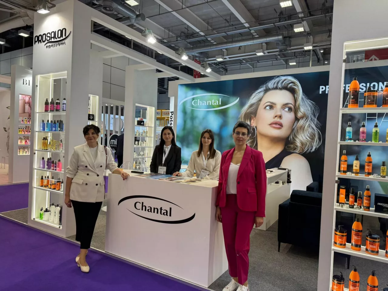 Katarzyna Kostrzyńska, dyrektor marketingu firmy Chantal wraz z zespołem firmy podczas Cosmoprof Worldwide Bologna 2024