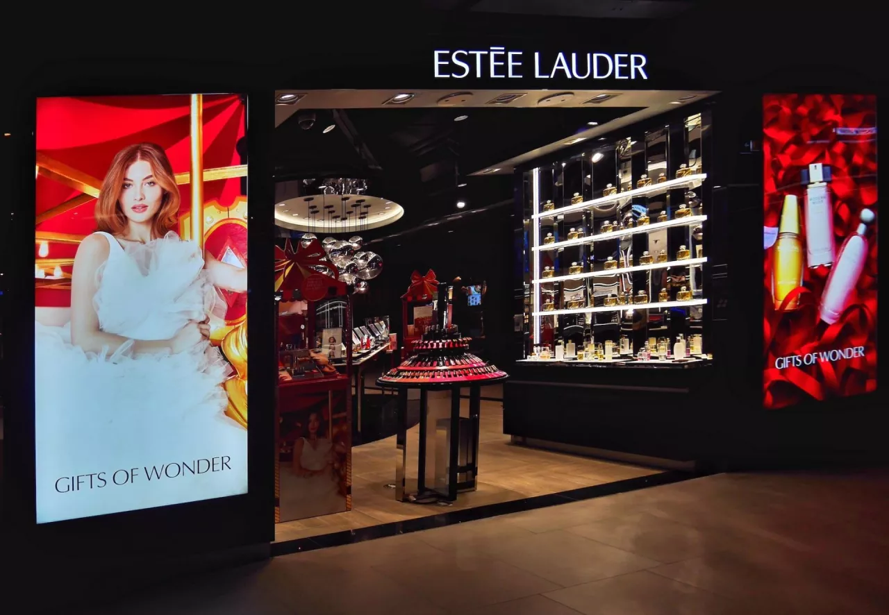 Estée Lauder Companies wydało ostrzeżenie dla swoich akcjonariuszy, przestrzegając ich przed odpowiedzią na niezapowiedzianą ofertę mini-tender złożoną przez firmę TRC.