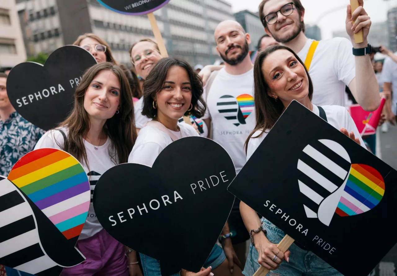 Sephora od lat aktywnie wspiera różnorodność i uczestniczy także w działaniach w ramach Miesiąca Dumy. Również w tym roku #SephoraTeam wspiera #PrideParade