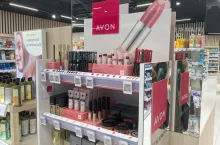 Kosmetyki Avon w drogerii Rossmann. Sprzedaż w sieci Rossmann ruszyła od 1 października 2024