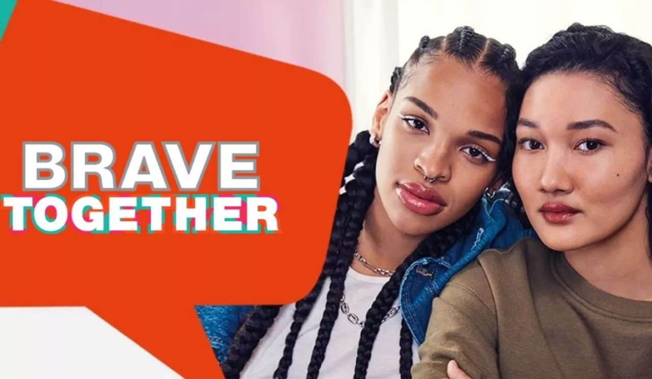 Brave Together program zdrowia psychicznego Maybelline prowadzi od 2020 r. Brave Talk jest jego kontynucją i jest prowadzony online.