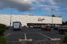 Centrum handlowe Klif sąsiaduje między innymi z Westfield Arkadia.