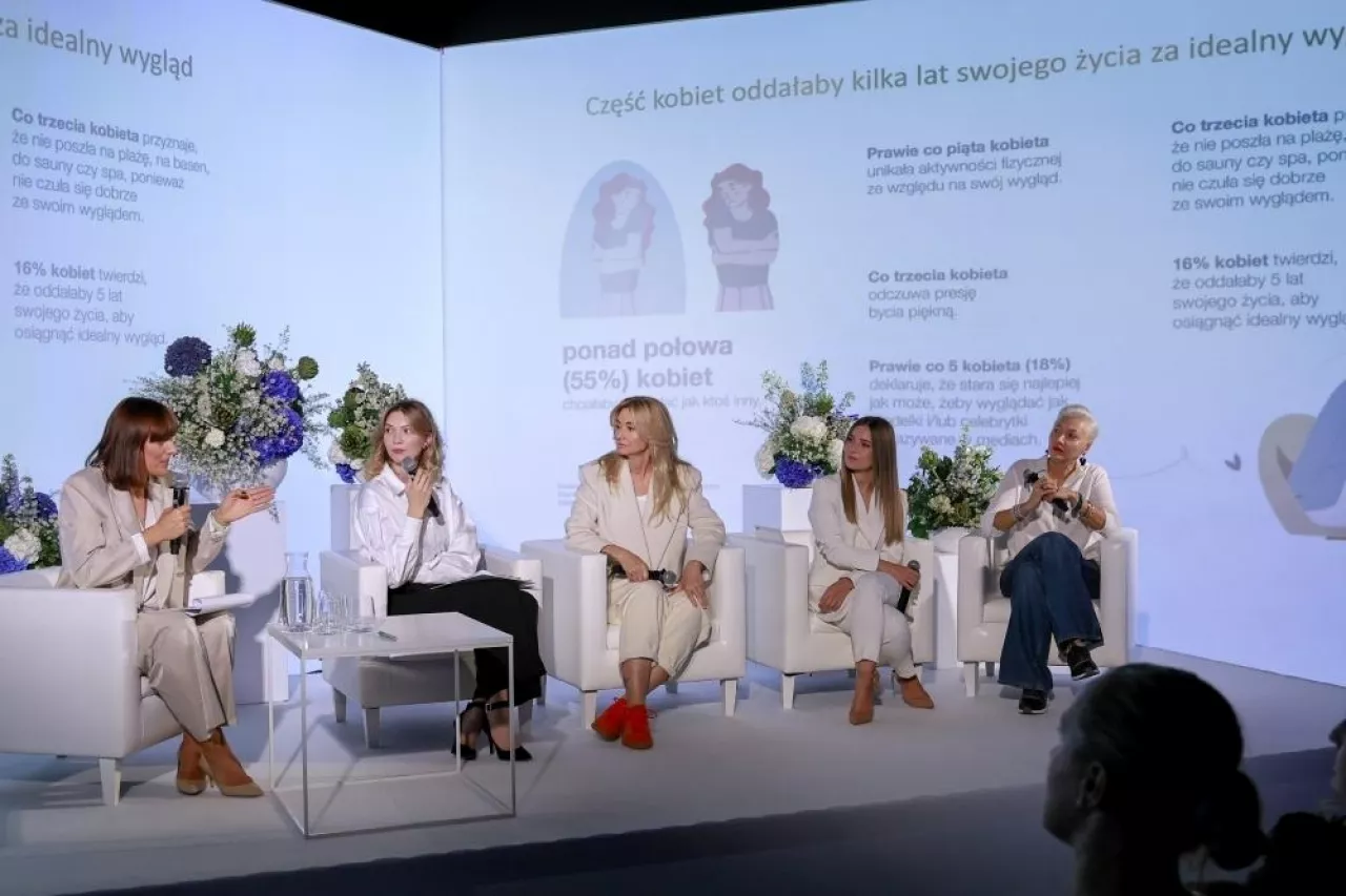 Martyna Wojciechowska, Marta Młyńska, Joanna Dewicka-Wysocka, Joanna Orzechowska podczas debaty zorganizowanej przez markę Dove (Unilever) poświęconej nierzeczywistym standardom piękna