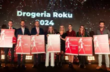 Drogeria Roku 2024: Tomasz Tomczyk, współwłaściciel Wizaz24.pl; Piotr Piech, dyrektor handlowy i Wojciech Dyja, dyrektor operacyjny Hebe, Jeronimo Martins Drogerie i Farmacja; Monika Kolaszyńska, prezes zarządu i Martyna Bobowik, członek zarządu Super-Pharm Poland; Katarzyna Czuchaj-Łagód, dyrektor zarządzająca Mobile Institute; Beata Madeja, marketing manager Douglas Polska; Paweł Zaorski, head of e-commerce Cocolita.pl