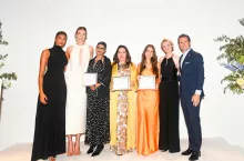 Laureatki grantu Estée Lauder Emerging Leaders Fund Beautiful Forces 2024: Imaan Hammam, Karlie Kloss, Amina Mohamed, Consuelo Hermosilla González, Renata Koch Alvarenga, oraz Alyse Nelson, prezeska i dyrektorka generalna Vital Voices Global Partnership i Justin Boxford, Global Brand President, Estée Lauder