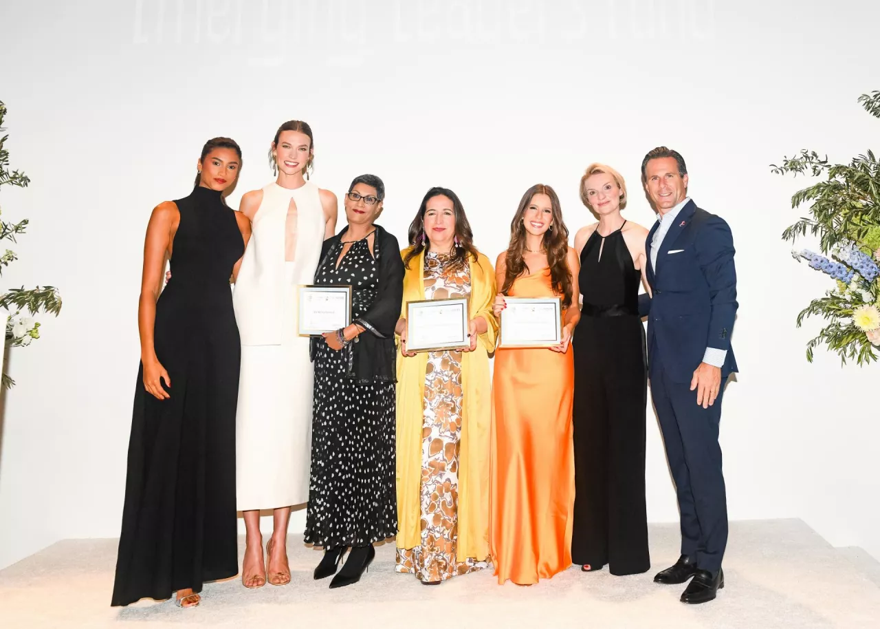 Laureatki grantu Estée Lauder Emerging Leaders Fund Beautiful Forces 2024: Imaan Hammam, Karlie Kloss, Amina Mohamed, Consuelo Hermosilla González, Renata Koch Alvarenga, oraz Alyse Nelson, prezeska i dyrektorka generalna Vital Voices Global Partnership i Justin Boxford, Global Brand President, Estée Lauder