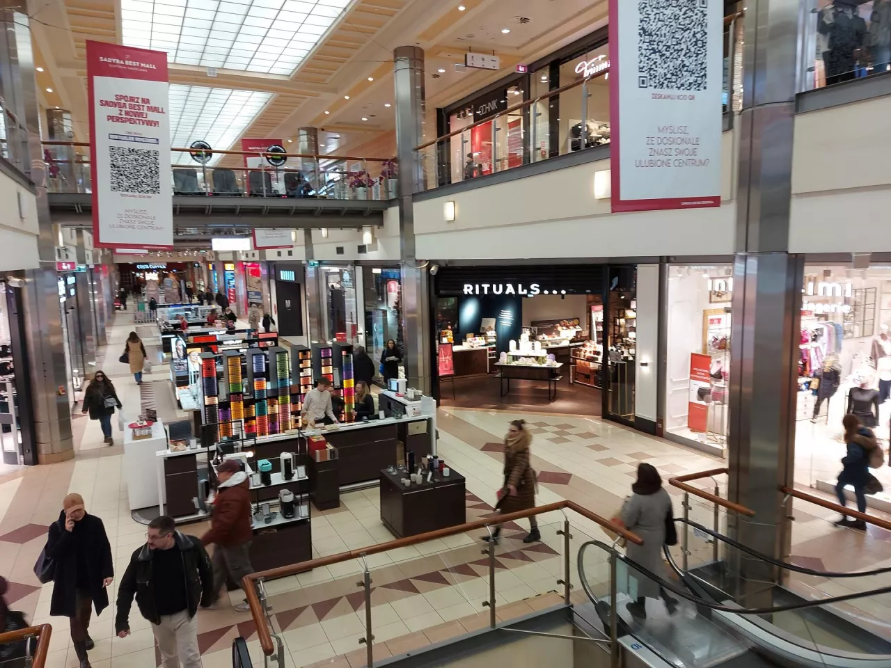 Sadyba Best Mall - galeria handlowa w Warszawie, w której działają m.in. Sephora, Skin &amp; Beauty by Super-Pharm, Rituals i Rossmann 