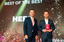 Piotr Piech, dyrektor handlowy i Wojciech Dyja, dyrektor operacyjny Hebe ze statuetką Best of The Best w rankingu Drogeria Roku 2024