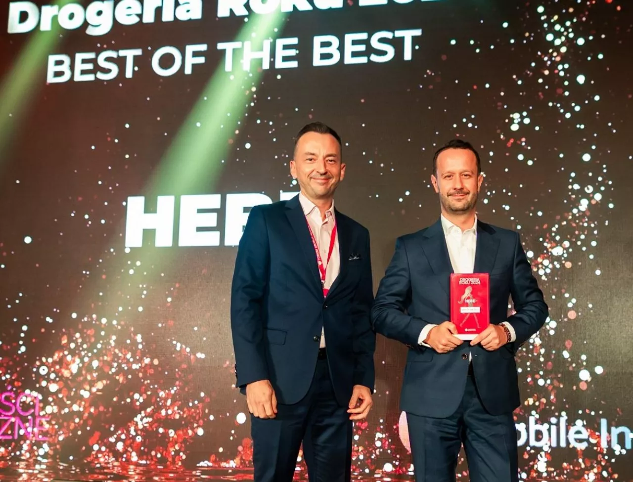 Piotr Piech, dyrektor handlowy i Wojciech Dyja, dyrektor operacyjny Hebe ze statuetką Best of The Best w rankingu Drogeria Roku 2024