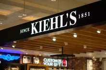 Kiehl‘s to amerykańska marka kosmetyczna z segmentu premium. Swoje produkty sprzedaje w firmowych sklepach. Od listopada 2024 będzie także dostępna w sieci Douglas