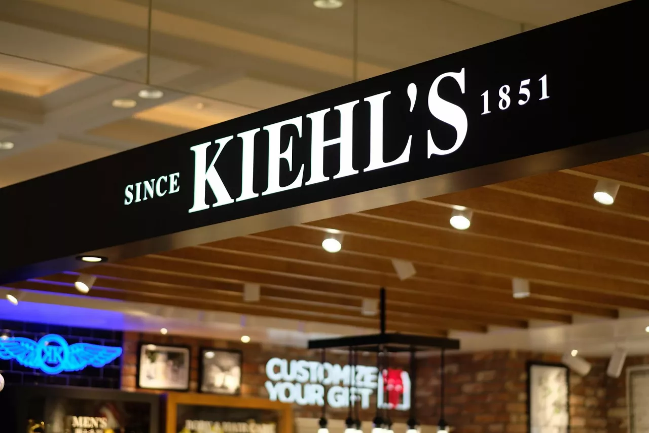 Kiehl‘s to amerykańska marka kosmetyczna z segmentu premium. Swoje produkty sprzedaje w firmowych sklepach. Od listopada 2024 będzie także dostępna w sieci Douglas