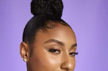 JuJu Watkins, ambasadorka NYX Professional Makeup. JuJu Watkins jest gwiazdą koszykówki kobiecej Uniwersytetu Południowej Kalifornii (USC) oraz członkinią pierwszej drużyny All-American 2024.