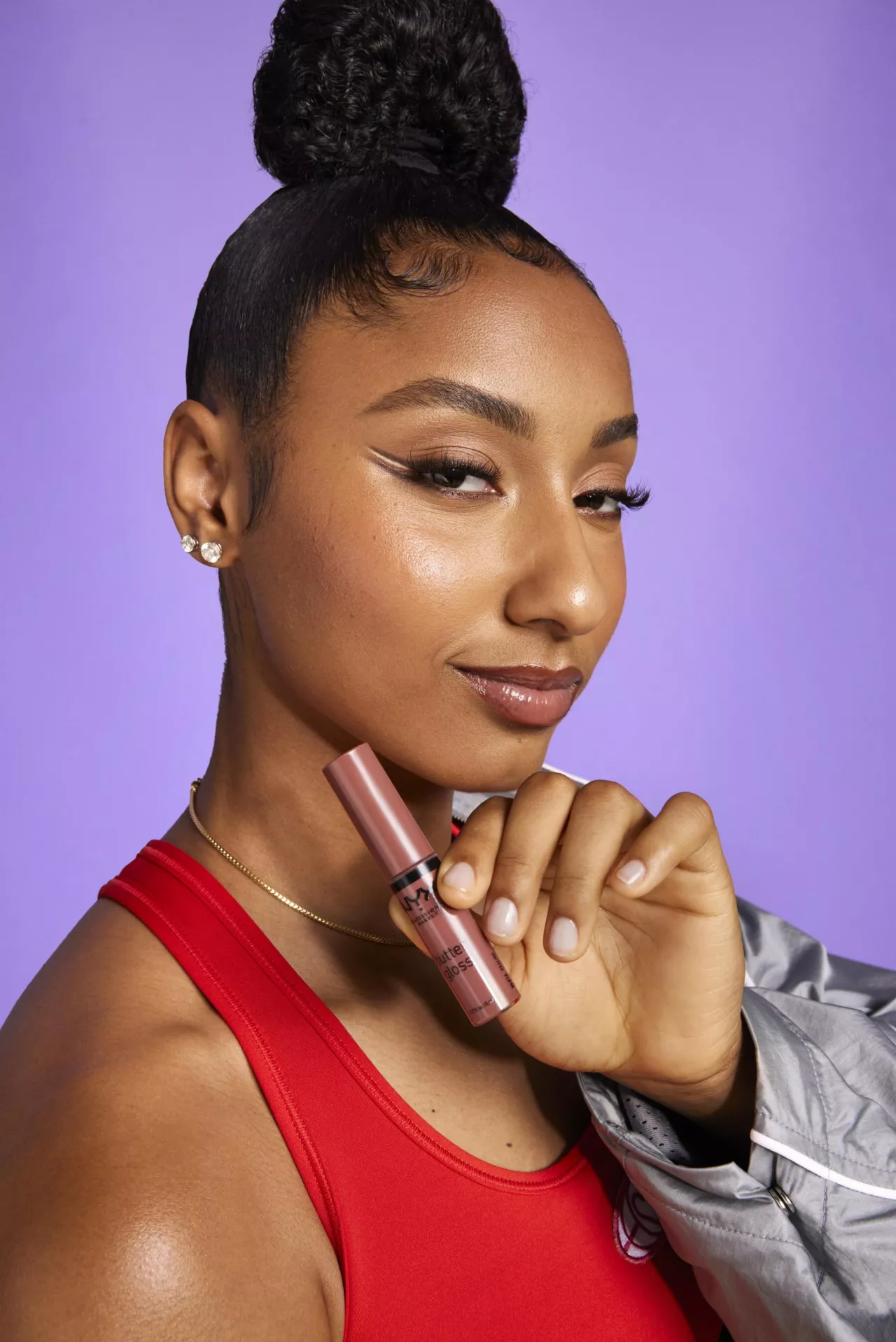 JuJu Watkins, ambasadorka NYX Professional Makeup. JuJu Watkins jest gwiazdą koszykówki kobiecej Uniwersytetu Południowej Kalifornii (USC) oraz członkinią pierwszej drużyny All-American 2024.