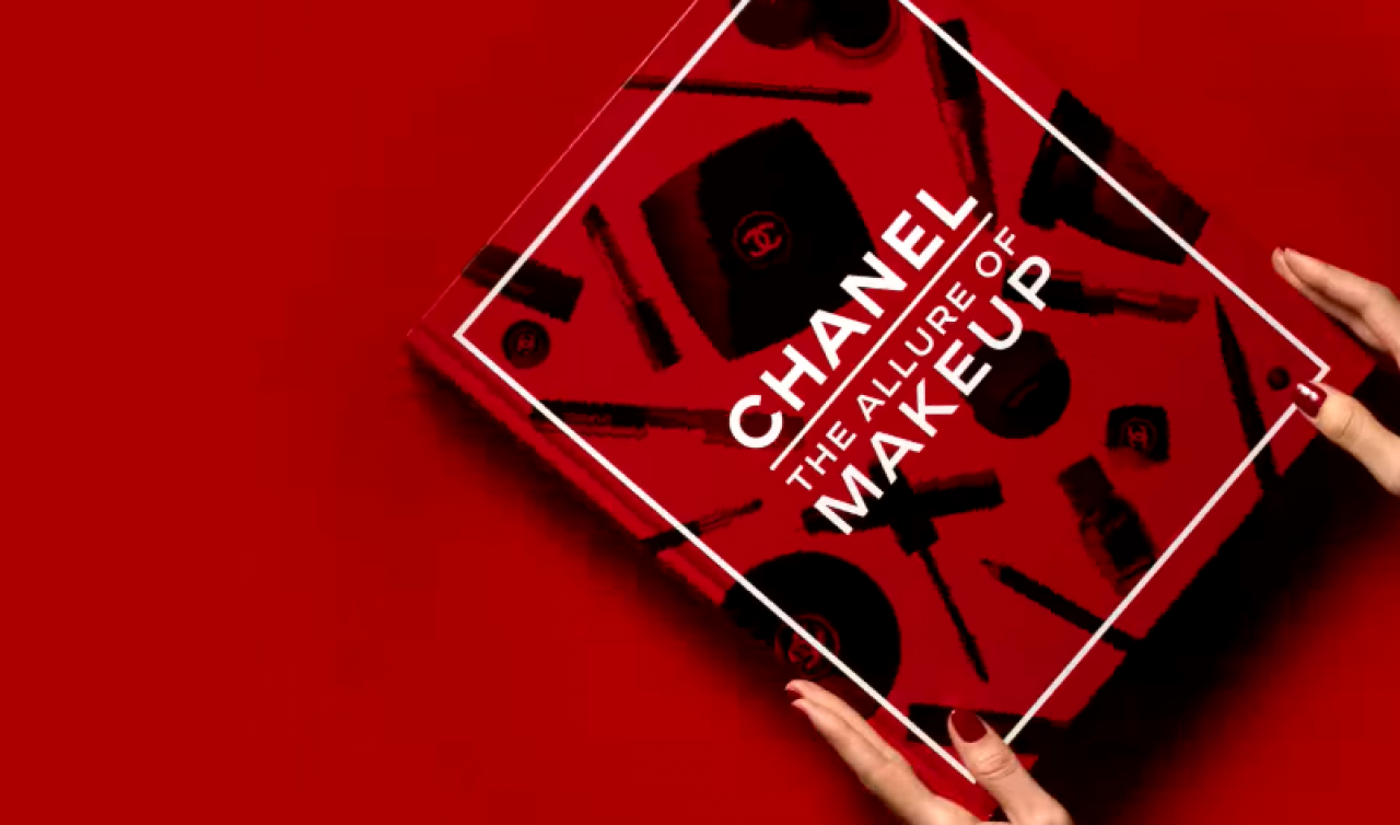 Książka ”&lt;em&gt;Chanel: The Allure of Makeup&lt;/em&gt;” powstała we współpracy z domem mody Chanel