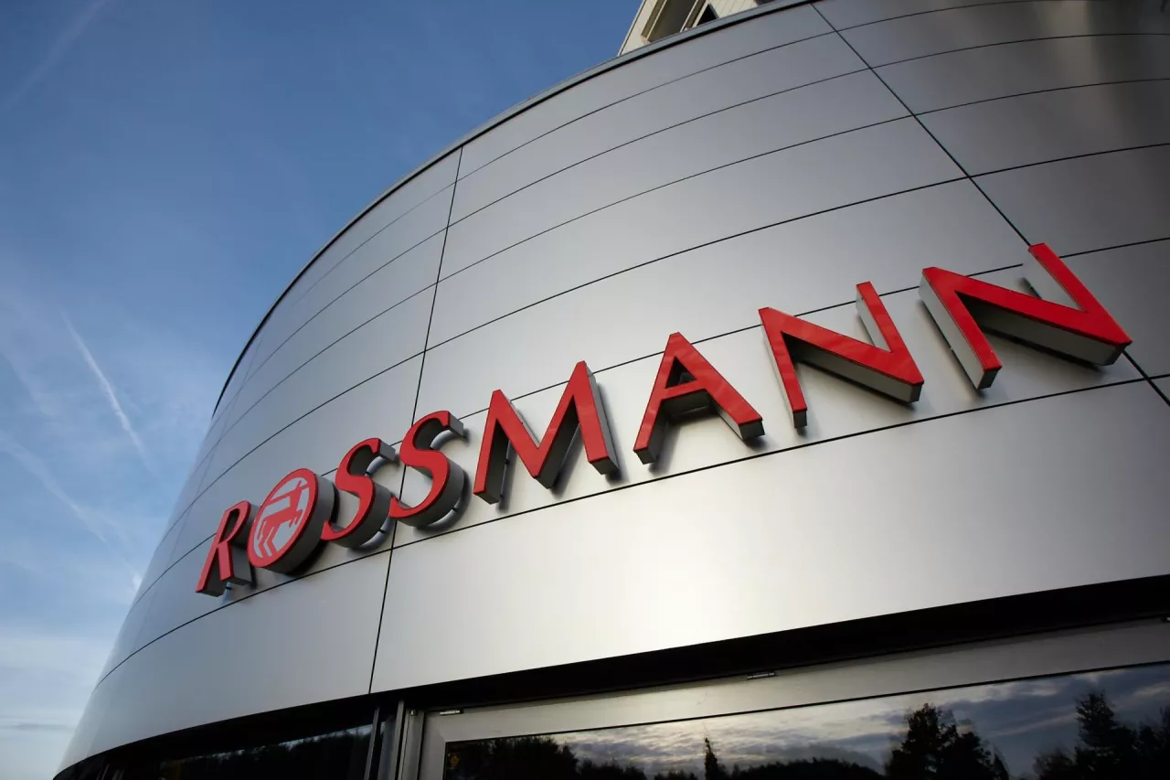 Aktualnie w całej Polsce Rossmann posiada 1925 swoich placówek.