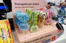 Klienci drogerii Rossmann kupowali lizaki dla siebie lub bliskich, a cały dochód z ich sprzedaży trafił do Szlachetnej Paczki.