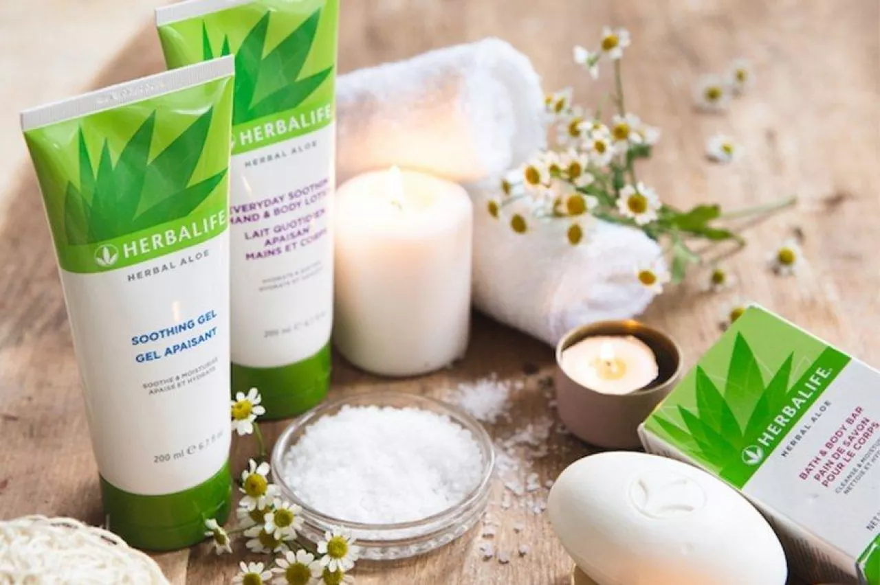 Herbalife to międzynarodowa firma działająca w branży zdrowia i wellness, specjalizująca się w produkcji i sprzedaży suplementów diety, produktów odżywczych (np. koktajli proteinowych) i wspomagających kontrolę wagi i sportową wydolność.