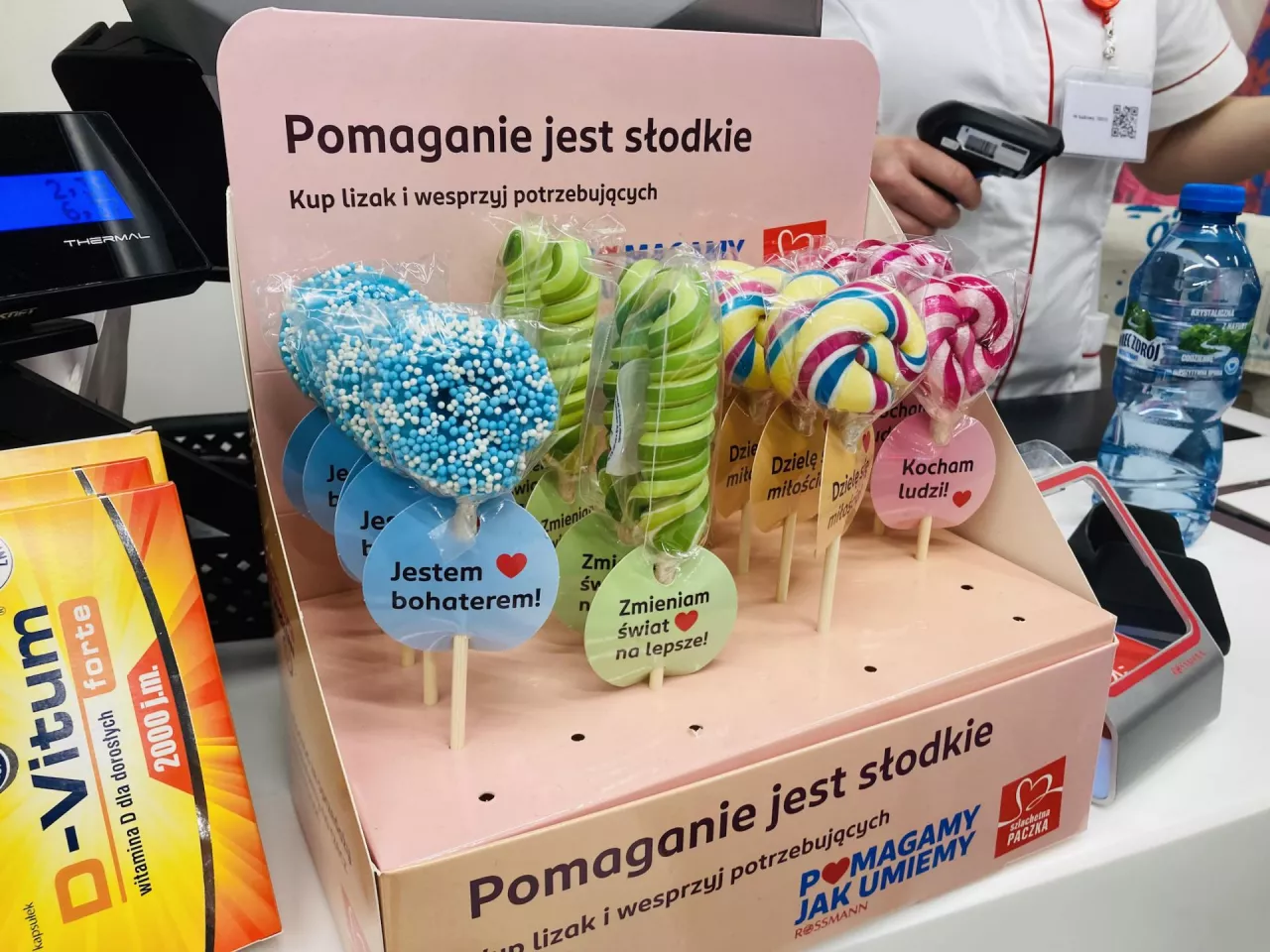 Klienci drogerii Rossmann kupowali lizaki dla siebie lub bliskich, a cały dochód z ich sprzedaży trafił do Szlachetnej Paczki.