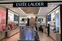 Ruch ten zbiega się w czasie z próbą restrukturyzacji Estée Lauder.