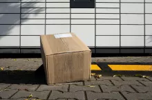 Wśród klientów e-commerce w UK coraz bardziej preferowane są skrytki paczkowe (21 proc.) i punkty odbioru (25,4 proc.)