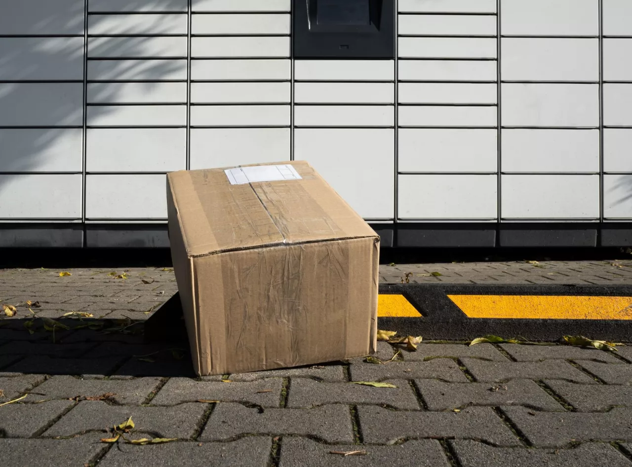 Wśród klientów e-commerce w UK coraz bardziej preferowane są skrytki paczkowe (21 proc.) i punkty odbioru (25,4 proc.)