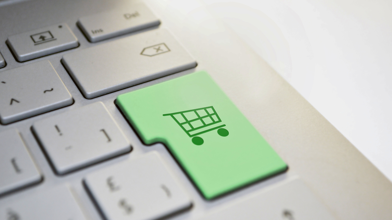 Jeszcze do niedawna zakupy online były udogodnieniem głównie dla osób swobodnie poruszających się w świecie cyfrowym, a dziś stanowią już integralną część codziennych nawyków zakupowych.