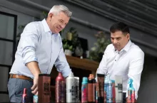 Na zdjęciu: Paweł Szuba, prezes zarządu spółki Corri (z lewej) i Łukasz Młynarczyk, członek zarządu Corri/Corri mat.prasowe
