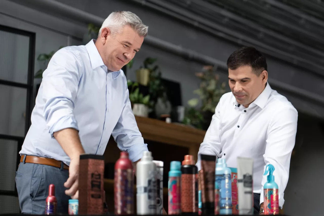 Na zdjęciu: Paweł Szuba, prezes zarządu spółki Corri (z lewej) i Łukasz Młynarczyk, członek zarządu Corri/Corri mat.prasowe