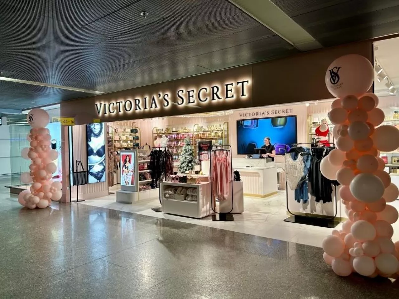 Victoria‘s Secret oferuje szeroką gamę produktów kosmetycznych, w tym do makijażu i pielęgnacji.