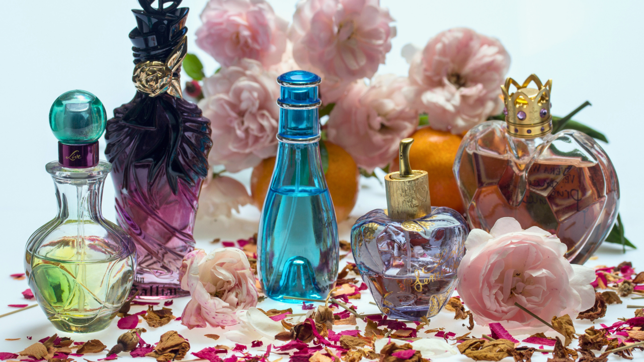 Zmysłowość i perfumy to często zestawiana w marketingu para.