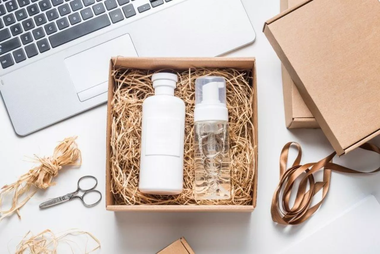 Wiodące marki stosują tzw. „cztery R” (Reduce, Reuse, Recycle, Recover) z luksusowym akcentem – zastępując tradycyjne materiały oryginalnymi papierami, biodegradowalnymi polimerami.