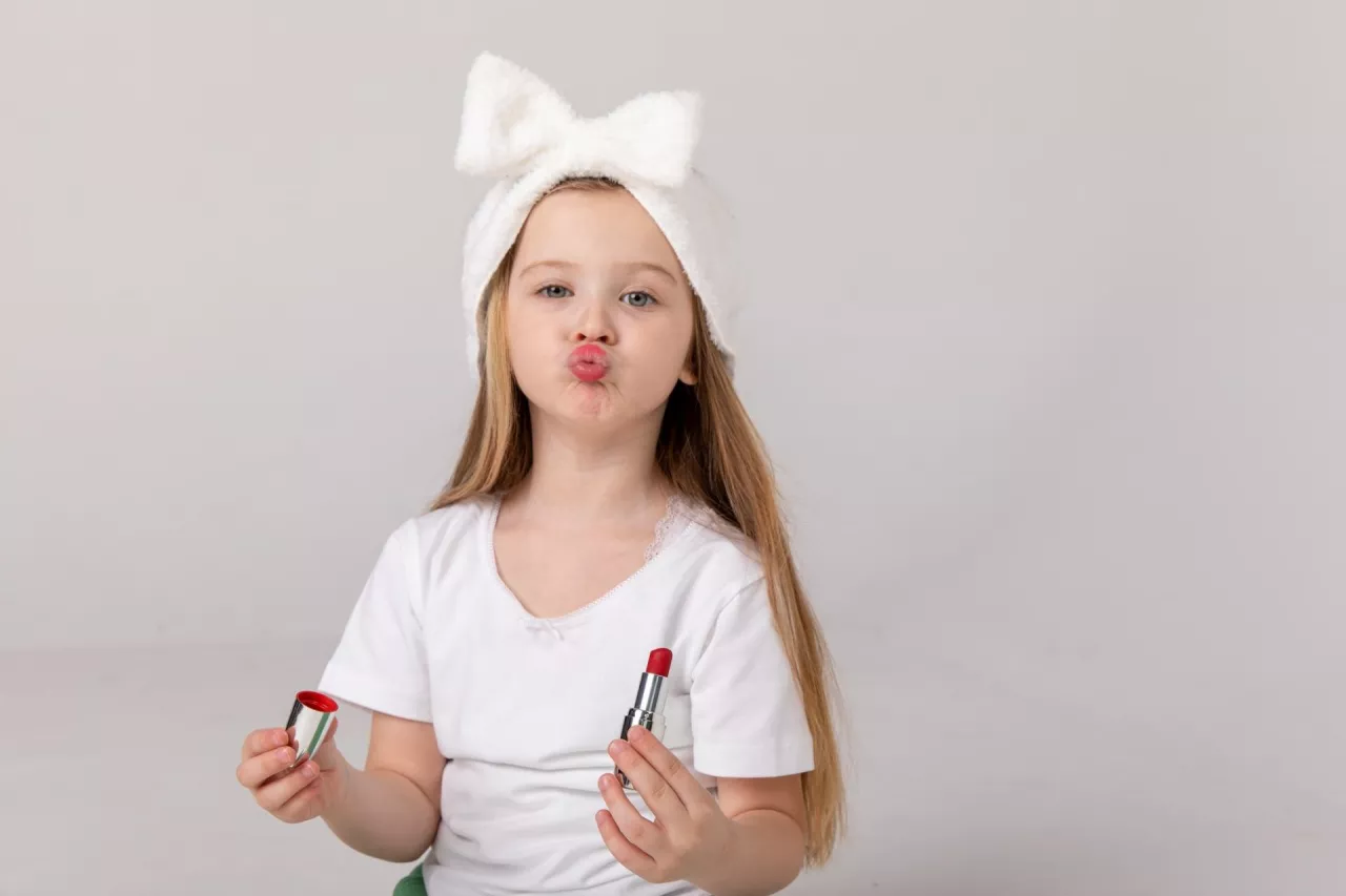 W obliczu trendów, które zdominowały media społecznościowe, nie dziwi fakt, że coraz młodsze dzieci proszą o bardziej luksusowe kosmetyki