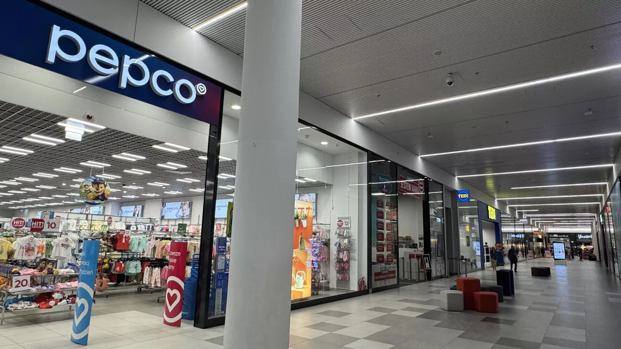 Mimo rosnącej popularności e-commerce, centra handlowe wciąż mają istotne znaczenie dla młodych konsumentów