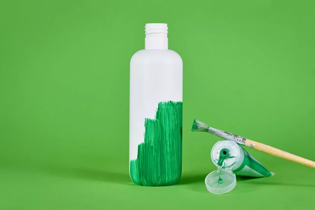 Greenwashing (z ang. green – „zielony”, whitewashing – „wybielanie”) to strategia marketingowa, w której firma, produkt lub usługa sprawiają wrażenie bardziej ekologicznych, niż są w rzeczywistości. 