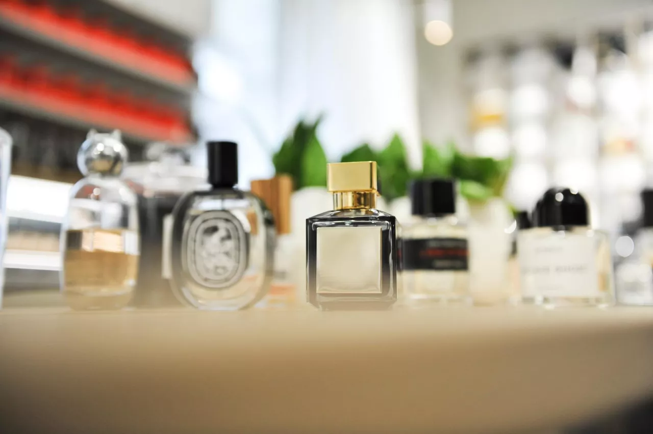 Nisza coraz częściej oznacza „perfumy, które wyglądają na niszowe”, a nie „perfumy, które powstały poza systemem”