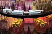 Victoria‘s Secret od lat oferuje bogaty wybór produktów kosmetycznych.